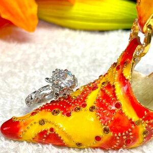 Elegant Silver Ring with Clear Gemstone